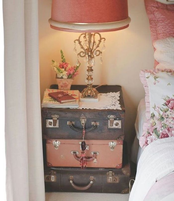 chambre shabby chic, linge de lit rose et blanc, table de nuit en malles vintage superposées, lampe baroque avec cristales