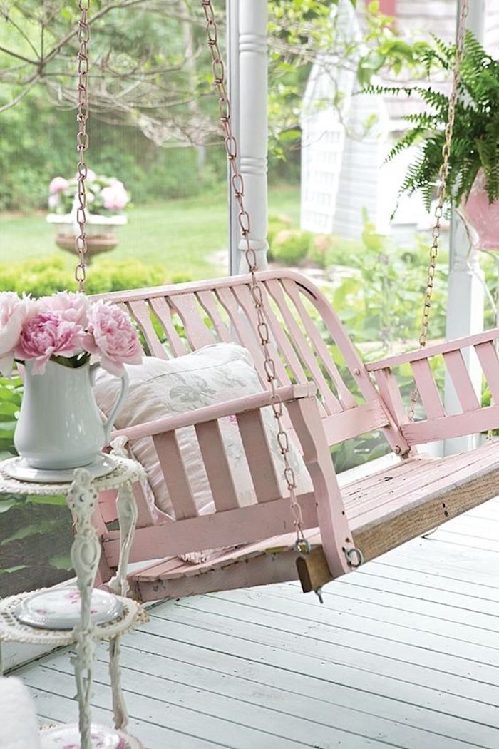 idée exterieur shabby chic, une balançoire en bois rose, bouquet de pivoines, terrasse en teck blanche