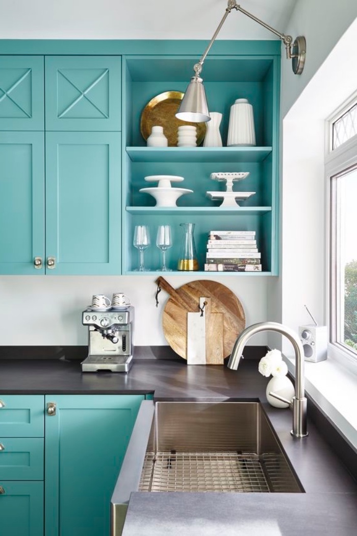 façade cuisine vert pastel d eau, rangement vaisselle blanche et plan de travail gris anthracite, décor épuré cuisine moderne