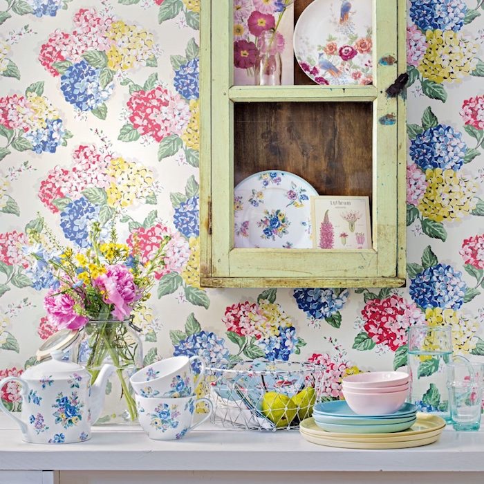 décoration cuisine shabby chic, meuble rangement collection vaisselle motifs floraux, et tons pastels, papier peint motifs floraux