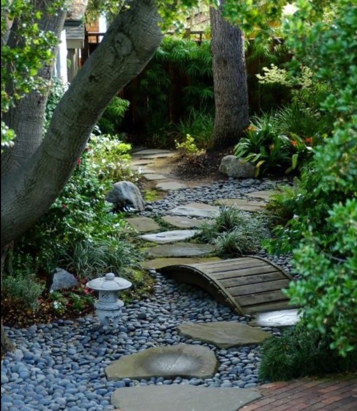 déco de jardin zen, chemin de pierres, galets, petit pont en bois, arbres et arbustes, idée amenagement jardin moderne