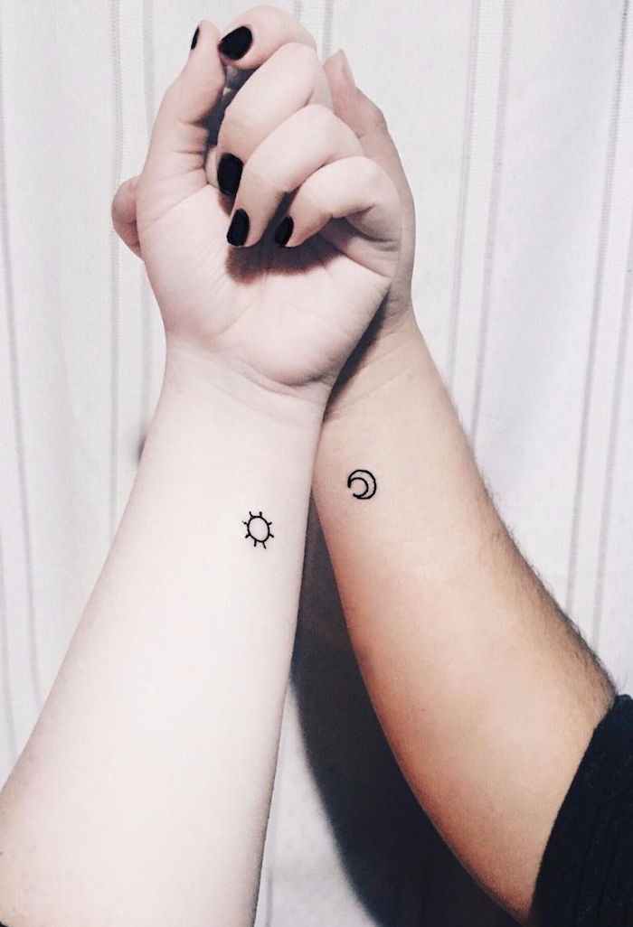 modèles tatouages discrets couple poignet tattoo complémentaire soleil lune