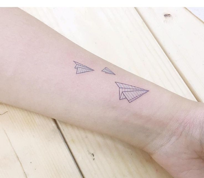 idée pour un tatouage avant bras femme discret et subtil en forme d'avion en papier