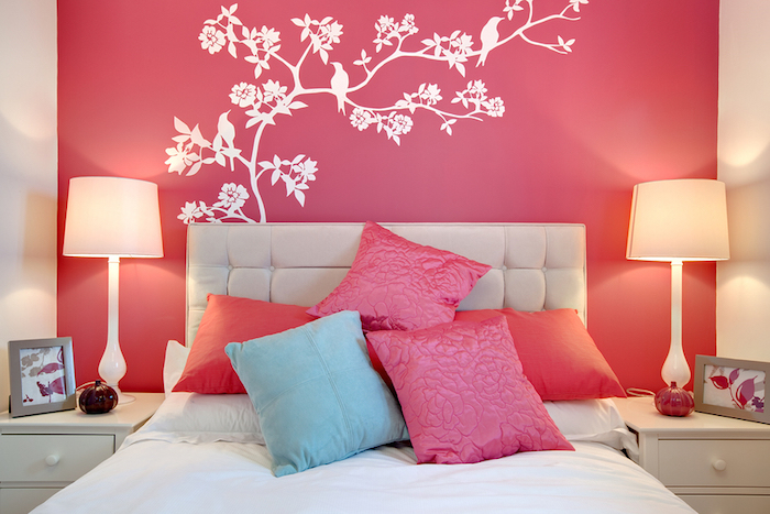 mur de chambre rose corail et coussins turquoises