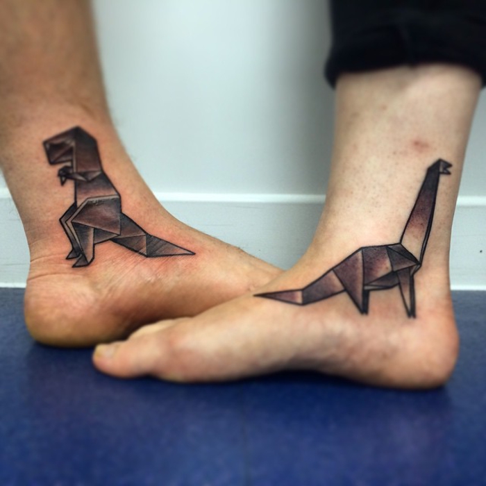idée originale pour un tatouage géométrique de couple en forme de dinosaure origami