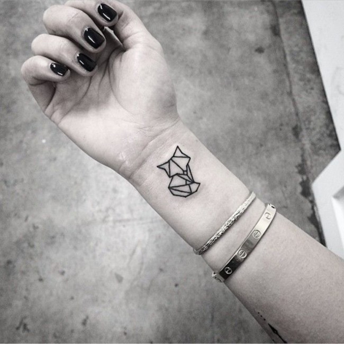 un joli tatouage minimaliste à petit renard graphique qui combine l'esthétique de l'art origami et de tatouage