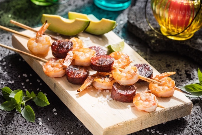 une brochette de crevettes et rondelles de chorizo, recette entre amis caractéristique de l Espagne