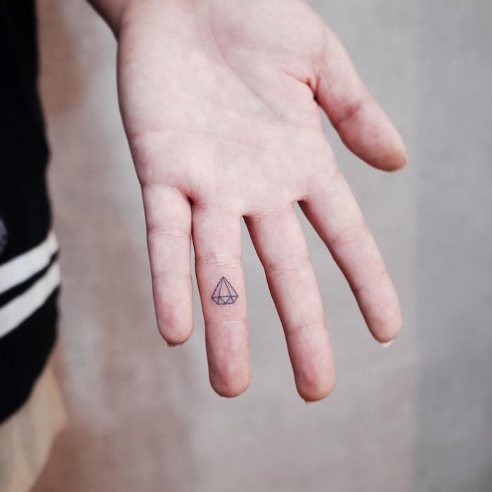 exemple tatouage doigt homme idée tattoo mini diamant sur la main fin