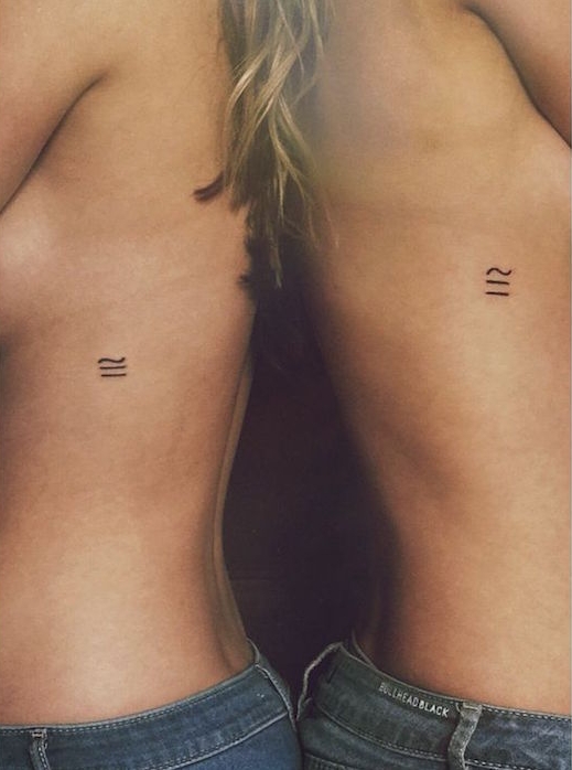 tatouages discrets soeurs petit tatouage minimaliste coté buste 