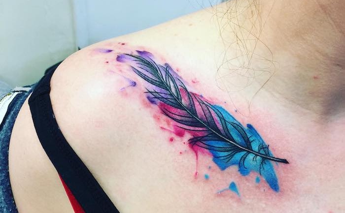 tatouage épaule femme, dessin sur la peau en couleurs, tattoo plume en couleurs