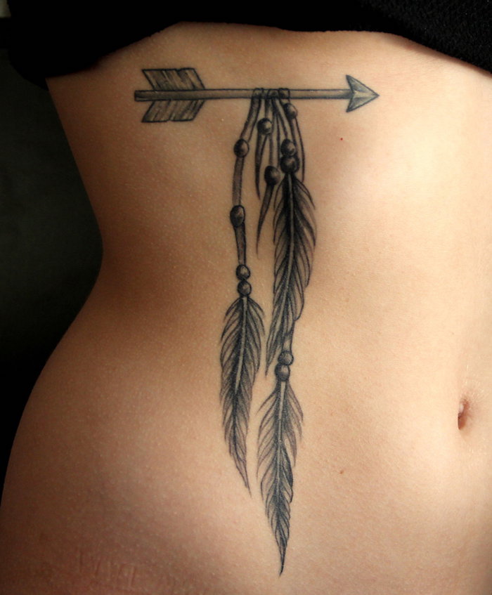 tatouage femme, art corporel à motif plume, dessin sur la peau avec flèche