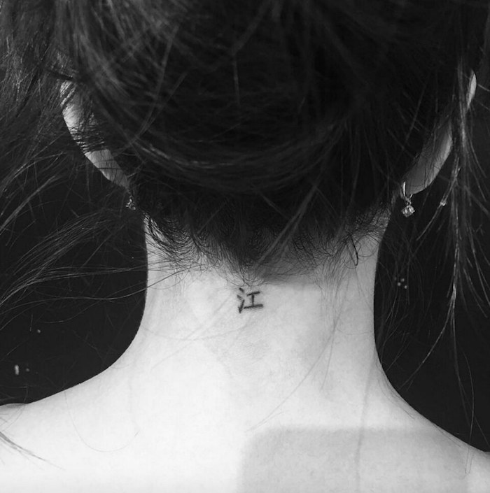 mini tatouage nuque femme idée tattoo discret symbole lettrage