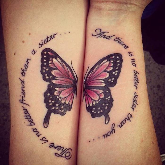 tatouage symbolique, dessin en encre pour deux, tattoo à design papillon avec ailes violets