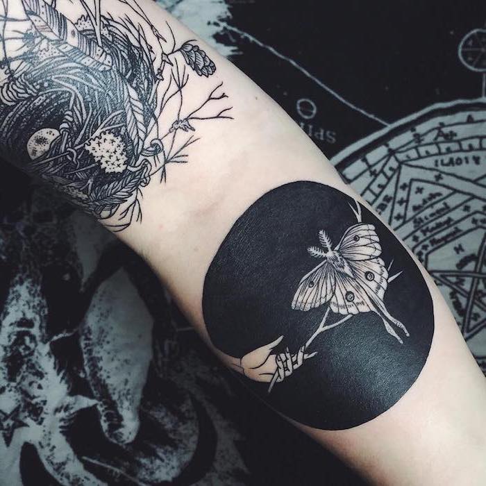 papillon tatouage, design tattoo pour homme à motif papillon noir et main féminin, tatouage sur le bras ou jambe