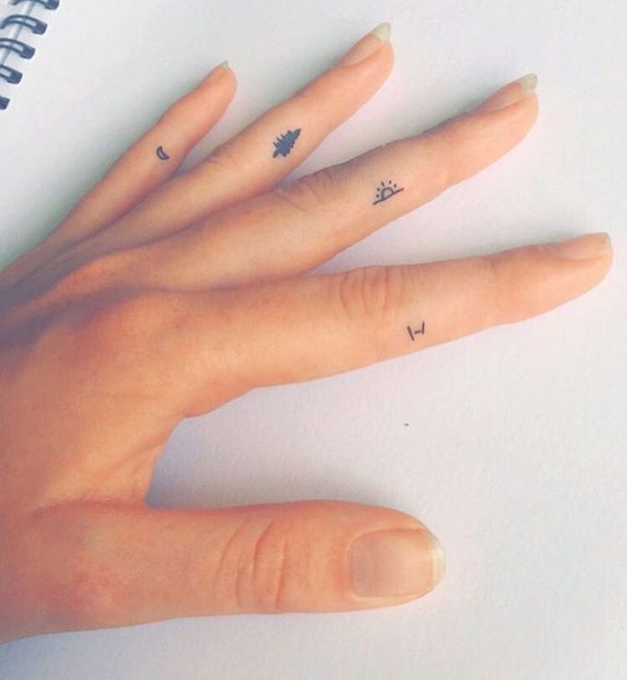 tatouage main femme tattoo doigts mini symboles nature