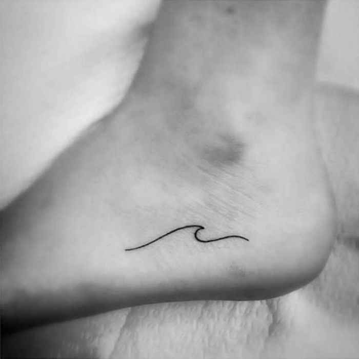 tatouage fin au pied motif mini tattoo de vague idée surf