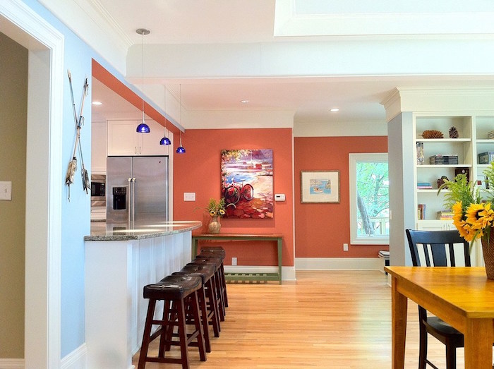 grande cuisine ouverte avec murs couleur corail