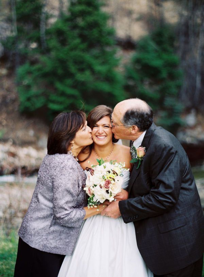 une adorable photo mariage avec les parents de la mariée, séance photo décontractée avec la famille