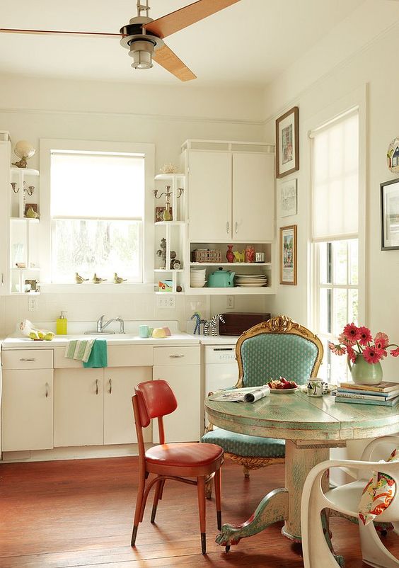 style shabby chic comment faire, façade cuisine blanche, table ronde vintage, chaises vintage chic, parquet en bois marron