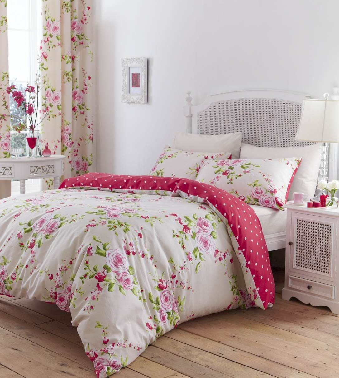 chambre shabby chic, lit blanc paré de linge de lit fleuri et rideaux a motifs floraux, parquet en bois, mur couleur blanche