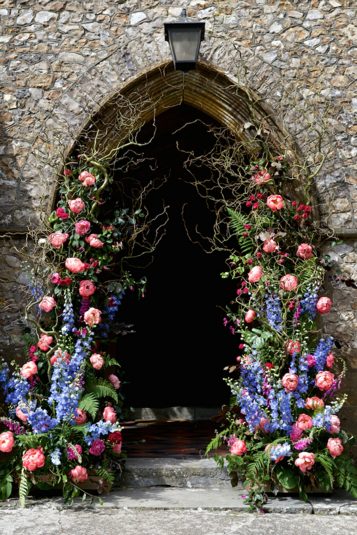 Belle composition florale pour mariage arche de marie fleurs arc mariée porte arche