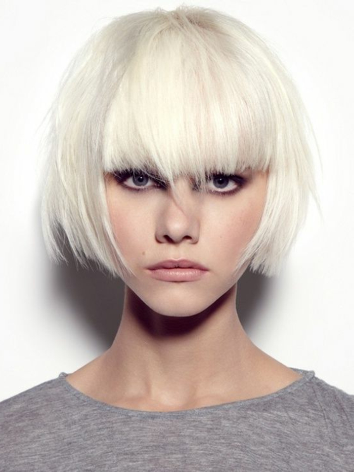 coupe de cheveux courte femme, coloration blond polaire, carré avec frange longue sur le front