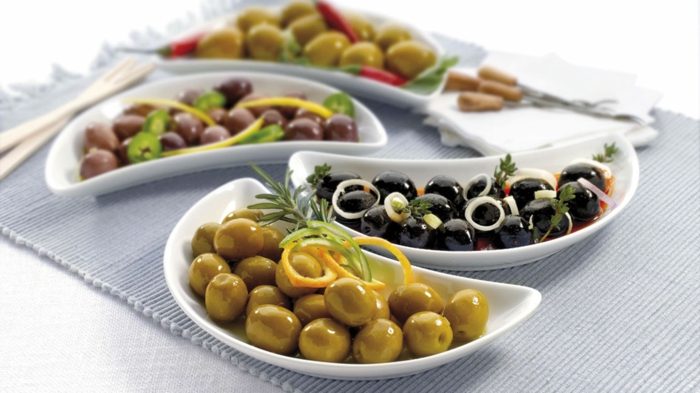 olives noirs, verts et autres genres, garnis de zeste d orange, échalotte, piments rouges, spécialité espagnole