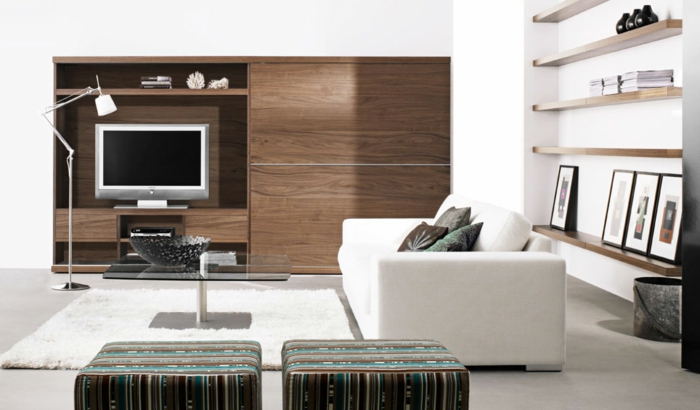 idée deco salon moderne, sofa aux lignes droites, tabourets originaux, rayons muraux en bois