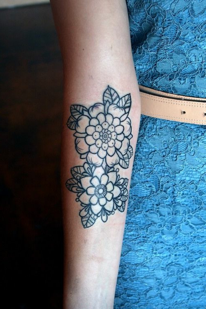 idée tatouage femme, joli design floral sur l'avant-bras, deux fleurs noires