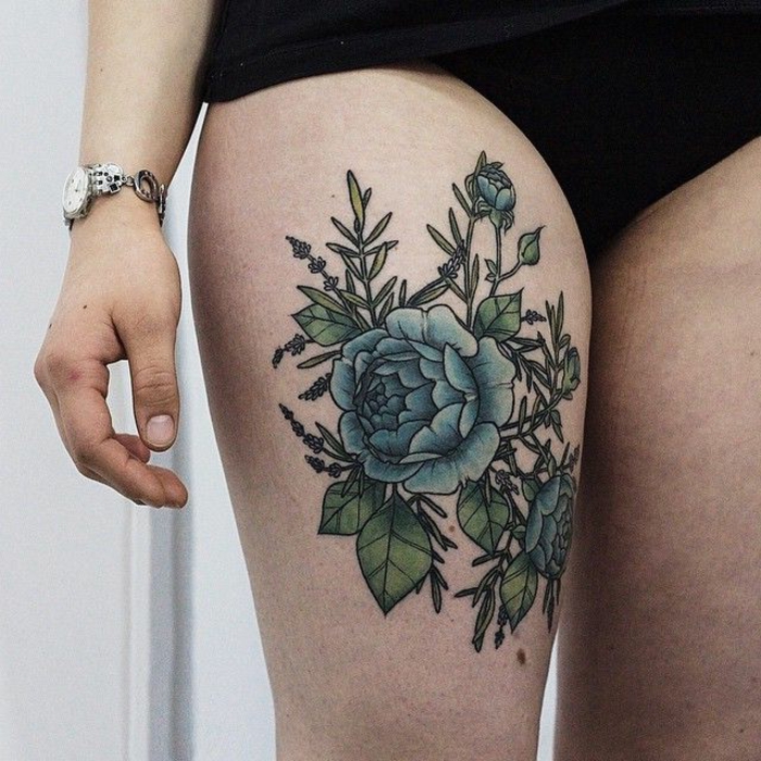 idée tatouage femme cuisse, rose bleue fleurie, grand tattoo