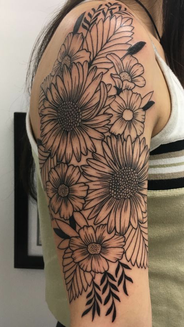 idée tatouage femme, manchette tattoo femme, plusieurs fleurs noires