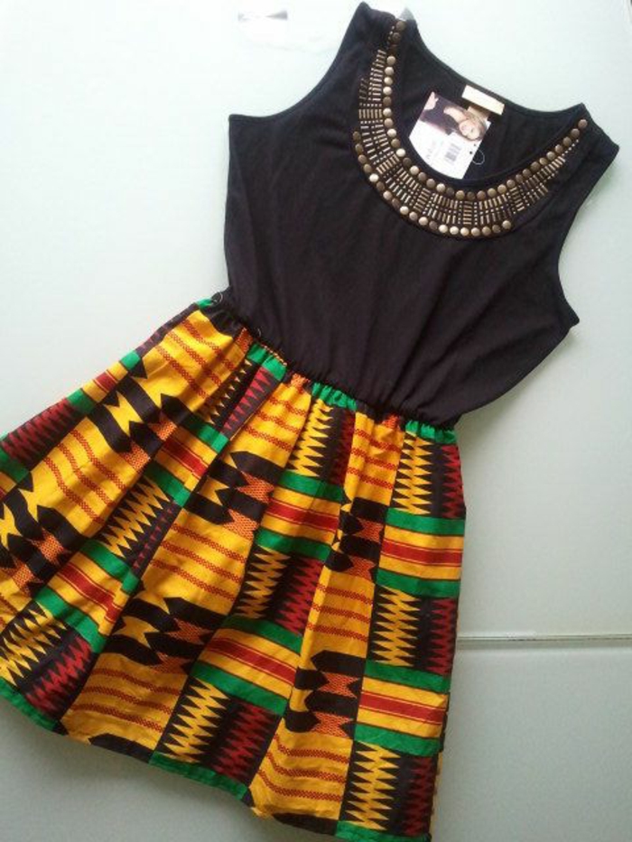 imprimé ethnique, petite robe wax, motifs africains, partie haute noire, détails métalliques 
