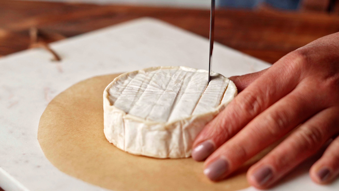 inciser le fromage bie sur l horizontal et le vertical pour faire un apero dinatoire chic et original pour entrée