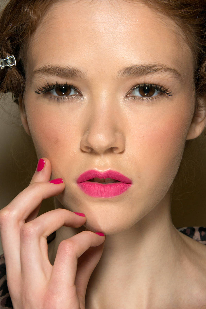 un maquillage de mariée tendance avec de longs cils recourbés et bouche couleur pop rose fuchsia