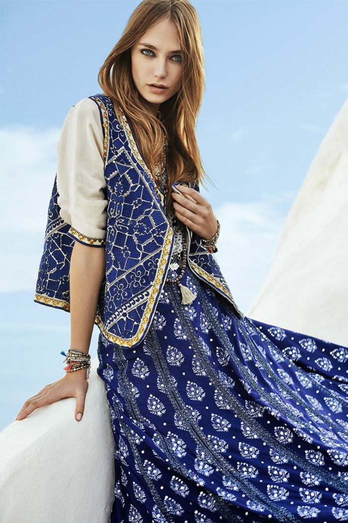 Robe longue style hippie chic les tendances du hippie chic femme vintage style robe longue bleu et blanc veste ethnique dessin