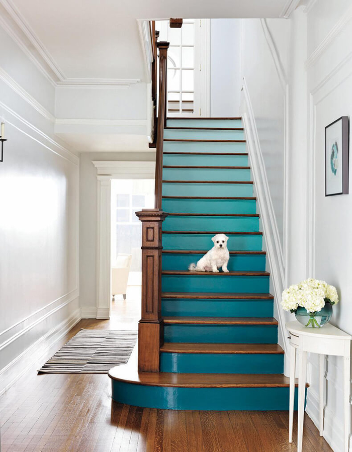 escalier au design classique modernisé par la peinture bleu paon à effet ombré