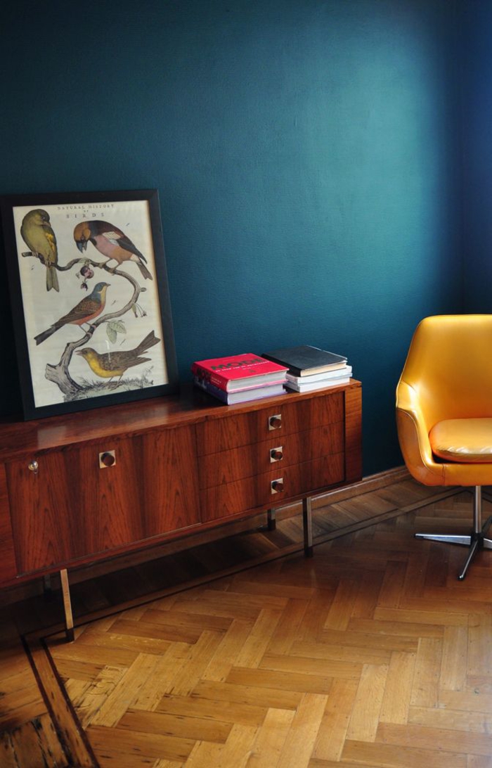 un salon bleu paon d'esprit vintage aux accents fluo en jaune et fuchsia