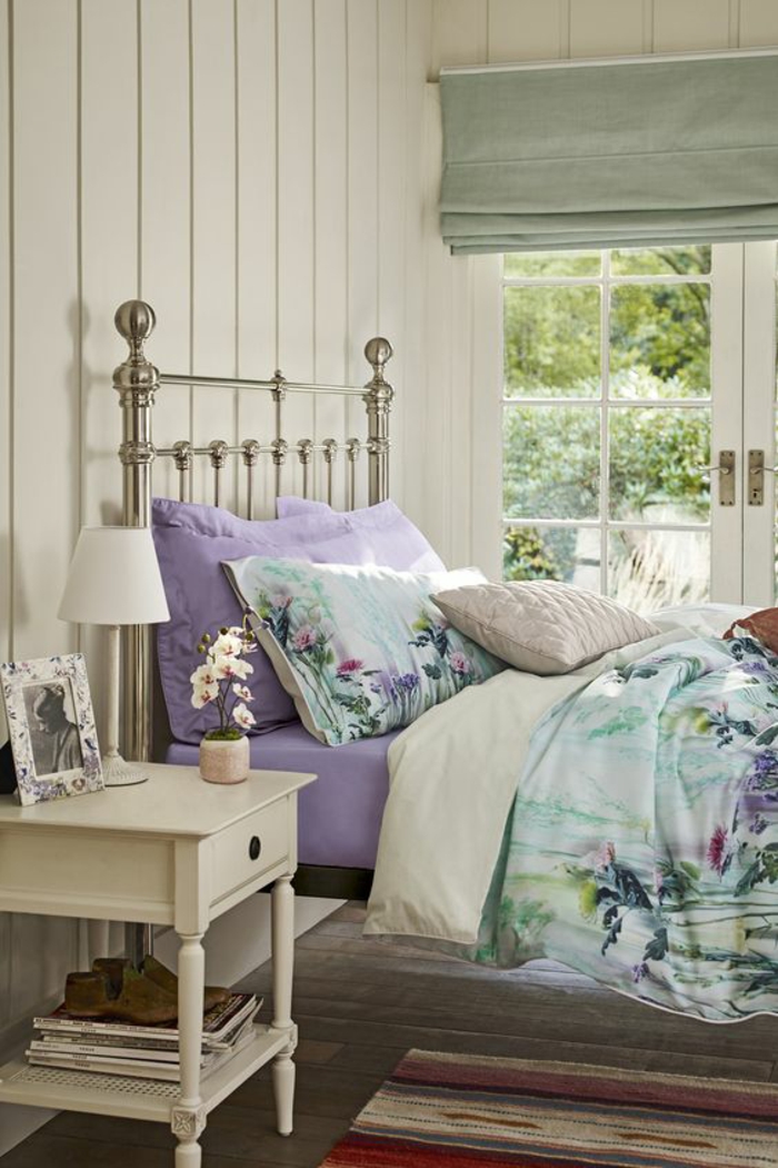 Violet gris décoration peinture chambre chambre beige et taupe beau lit en fer