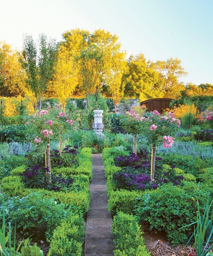 aménager son jardin paysager, chemin de dalles de pierre, buis, arbustes et rosiers, une fontaine