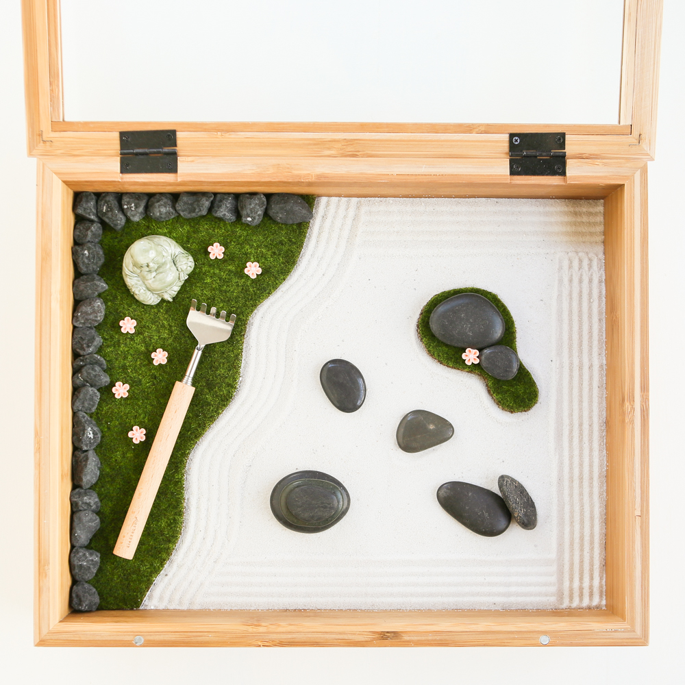 idée comment fabriquer un jardin zen miniature dans une boite à thé. sable fine, galets, statuette zen et rateau, mousse artificiel