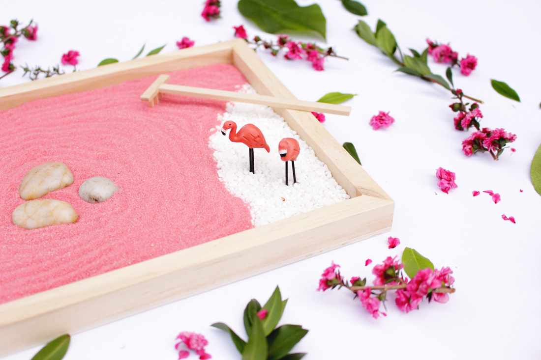 créer un jardin zen miniature dans un plateau en bois, sel, gravier rose, galets, figurines flamant rose et fleurs autour
