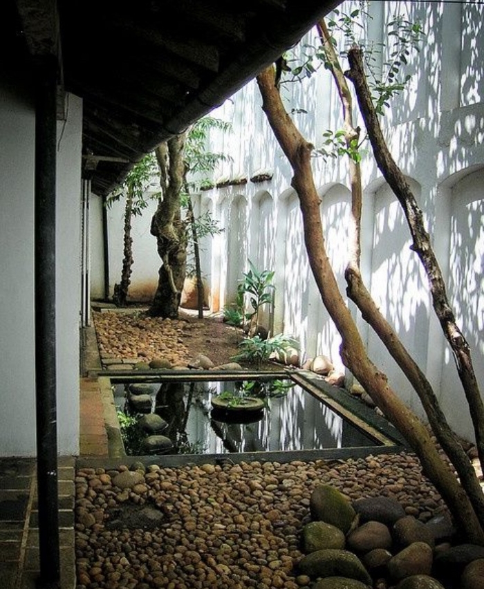 cour maison, bassin d eau, pierres et arbres pour créer une decoration zen dans le jardin, style maison méditerranéen
