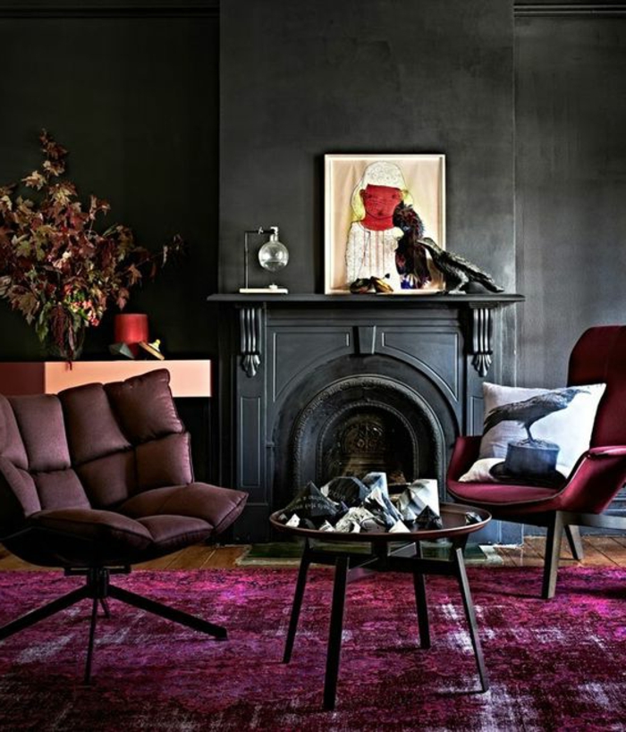 la couleur pourpre, tapis lilas, table de salon ronde, cheminée noire, chaise confortable