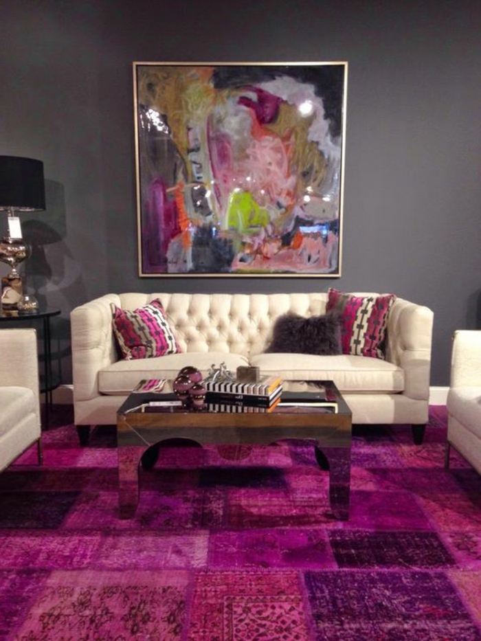 la couleur pourpre, tapis patchwork moderne, tableau abstrait, sofa couleur crème, mur gris
