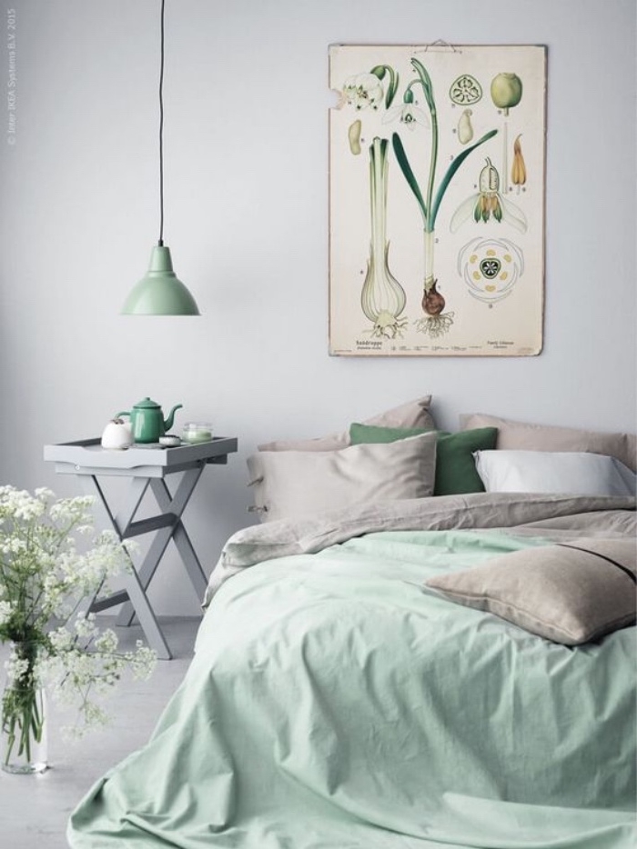 chambre vert d eau, couverture de lit et lampe vert clair, linge de lit gris et vert, mur couleur gris perle et table de nuit grise, deco murale affiche végétal