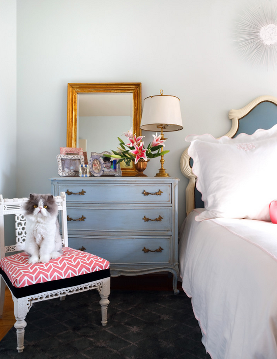 chambre shabby chic, lit bleu, linge de lit blanc, chaise vintage avec chat dessus, commode bleu pastel, miroir vintage