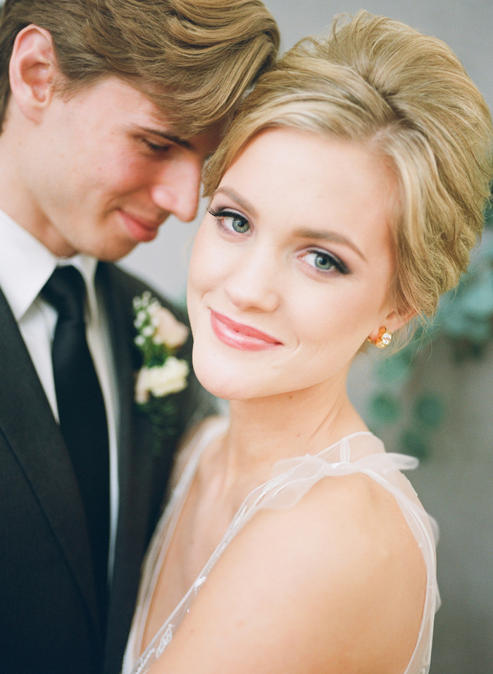 maquillage-mariée-romantique-de-pêche-chignon-haut-élégant un maquillage mariage discret et naturel, teint frais et illuminé
