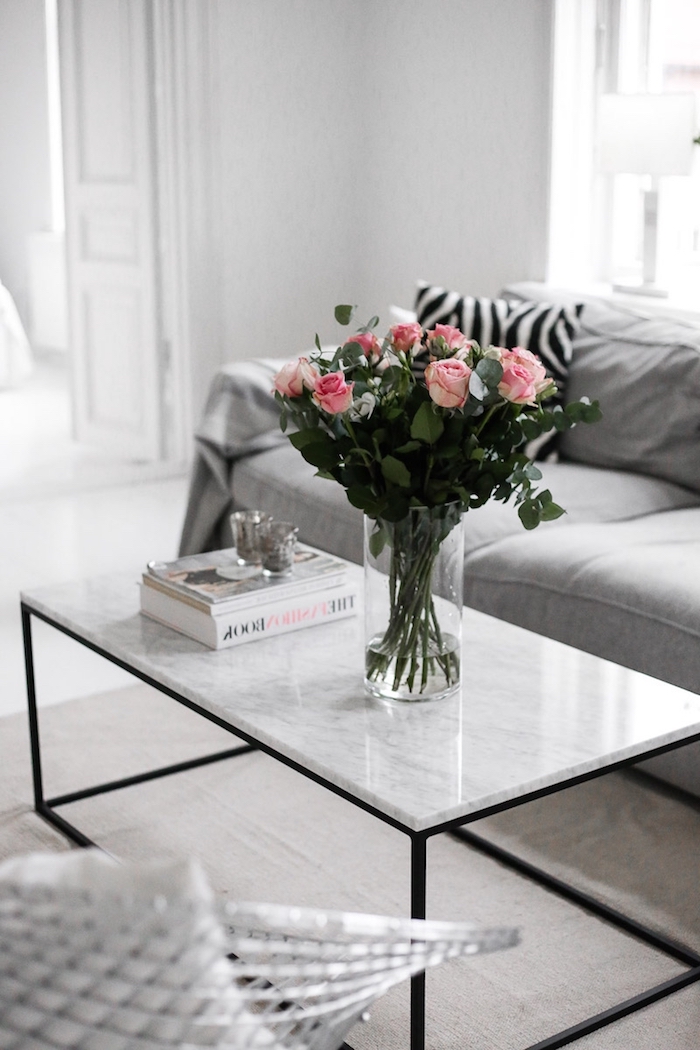 meuble scandinave, aménagement salon en blanc et gris, table de salon en noir et marbre, lampe de chevet blanche