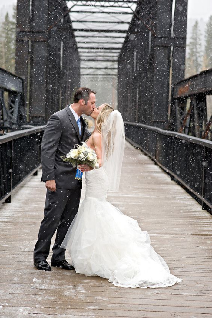 une belle photo de couple sous la neige, comment réaliser de jolies photos de mariage en hiver