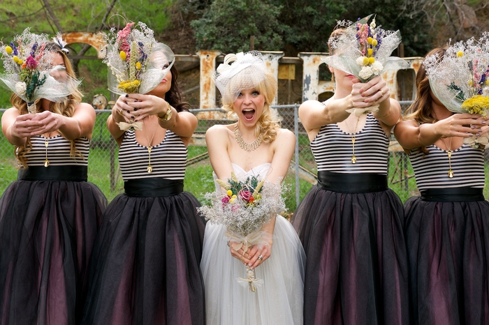 une jolie photo mariage d'une mariée d'un look original entourées de ses demoiselles d'honneur vêtues en jupes
